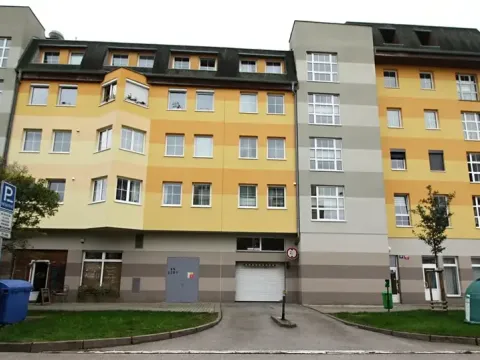 Pronájem garážového stání, Praha - Hlubočepy, Voskovcova, 18 m2